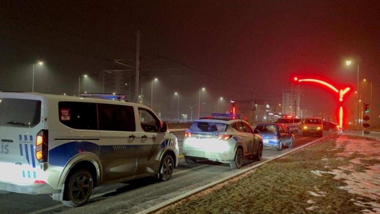 Kayseri’de alkollü şahıs iki polise birden çarpıp kaçtı