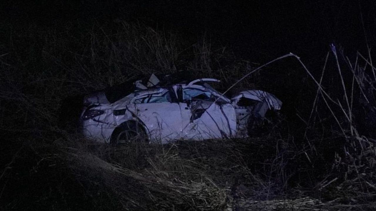 Refüje çarpan otomobil dere yatağına uçtu! 1 ölü, 3 yaralı