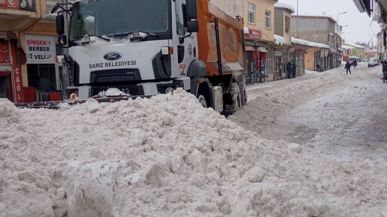 Sarız’da kar uyarısı! Çatı altlarında yürümeyin, araç park etmeyin