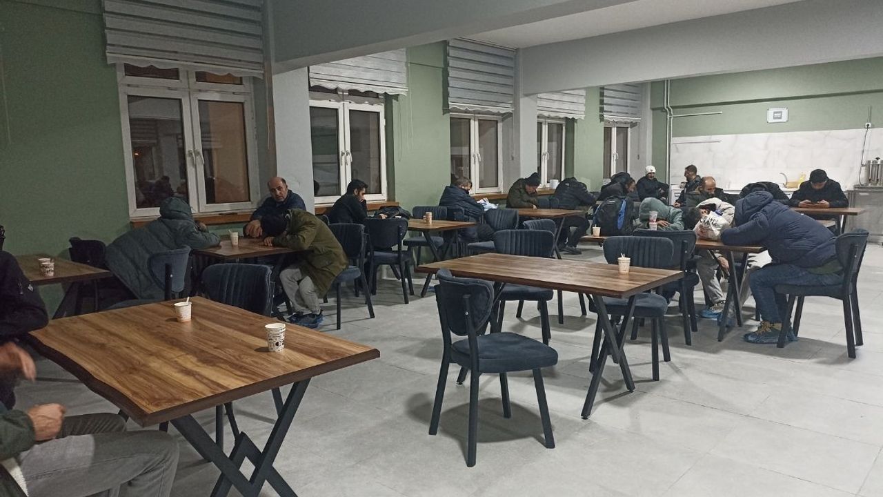 700 Kişi yolda kaldı, geceyi okul yurtlarında geçirdiler!