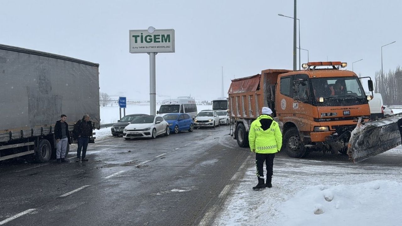 Sivas–Malatya yolu kapandı, sürücüler yolda kaldı!