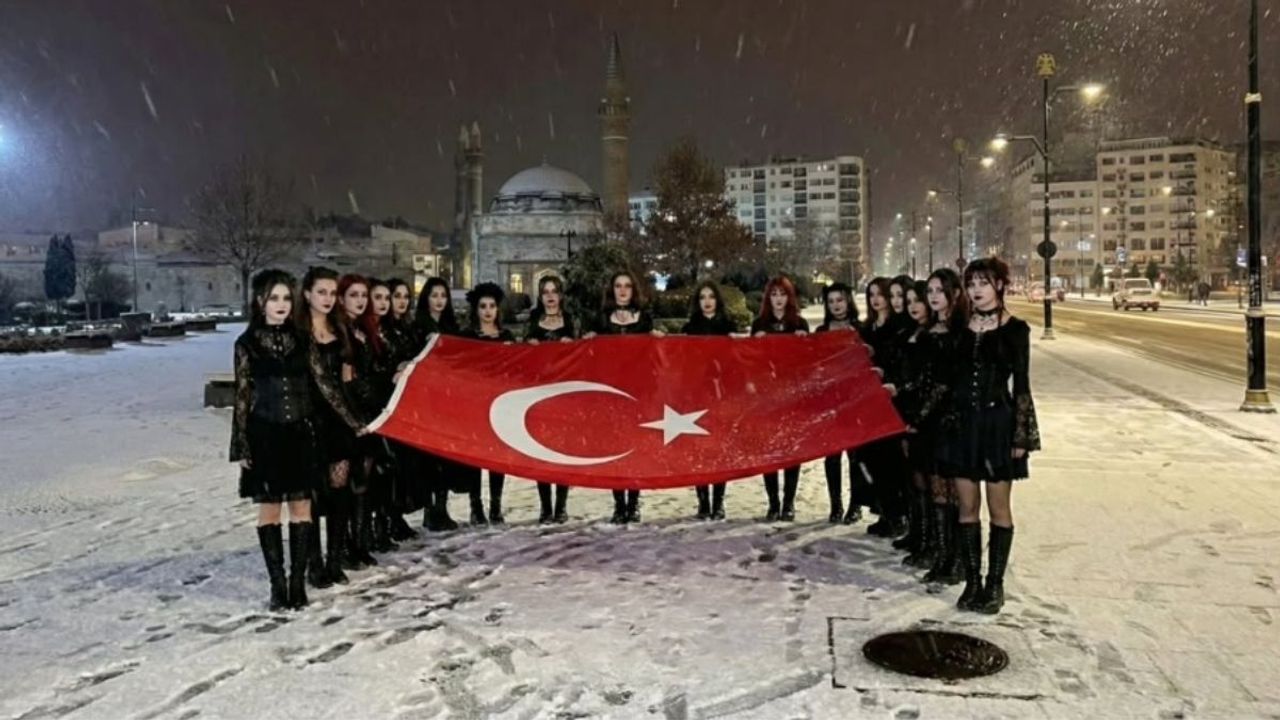 Sivaslı Gotik Kızlar Derneği sosyal medyayı ikiye böldü! Olayın aslı ne?