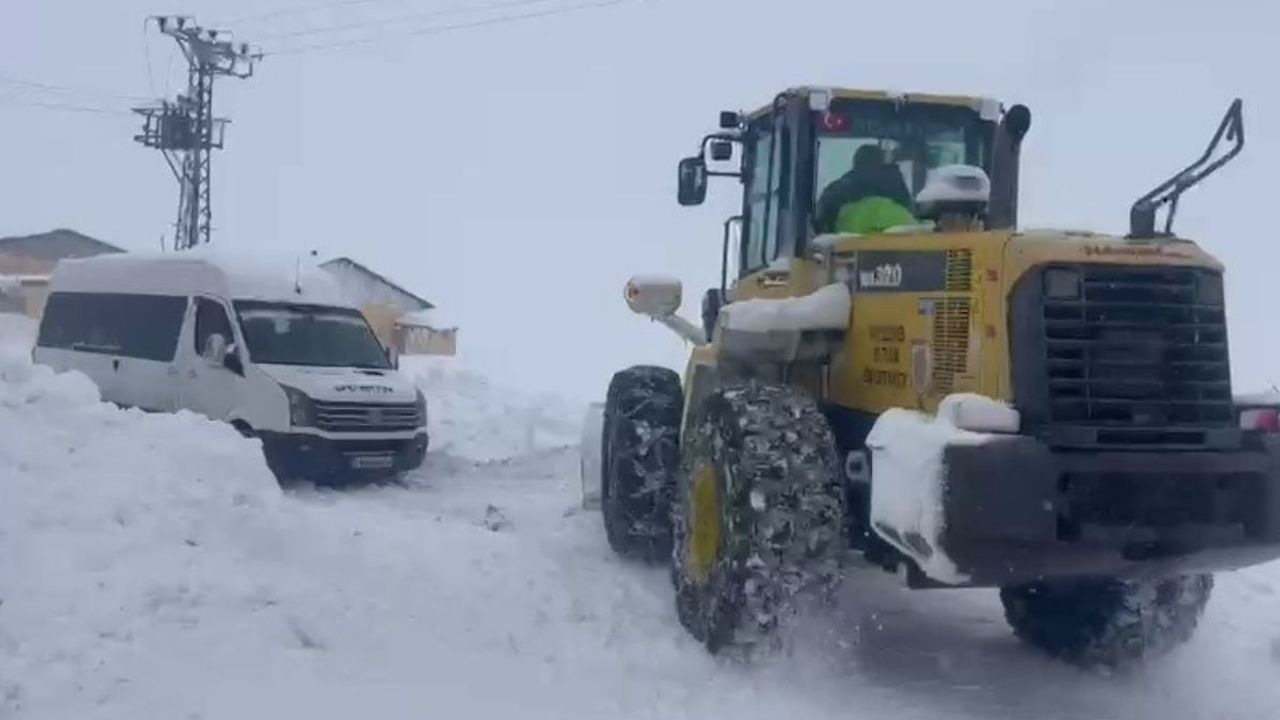 Sivas’ta kar yolları kapattı! Cenaze 5 saatlik mücadele sonrası defnedildi