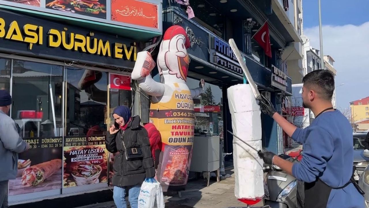 Kar yağışını fırsata çevirdi, döner ustası bu kez kardan döner kesti !