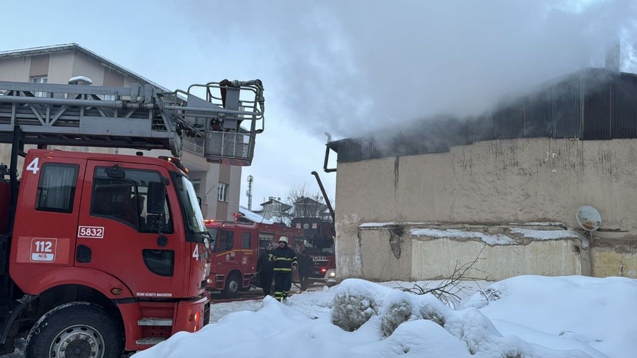 Sivas’ta müstakil evde yangın: Çatı kısmı hasar gördü