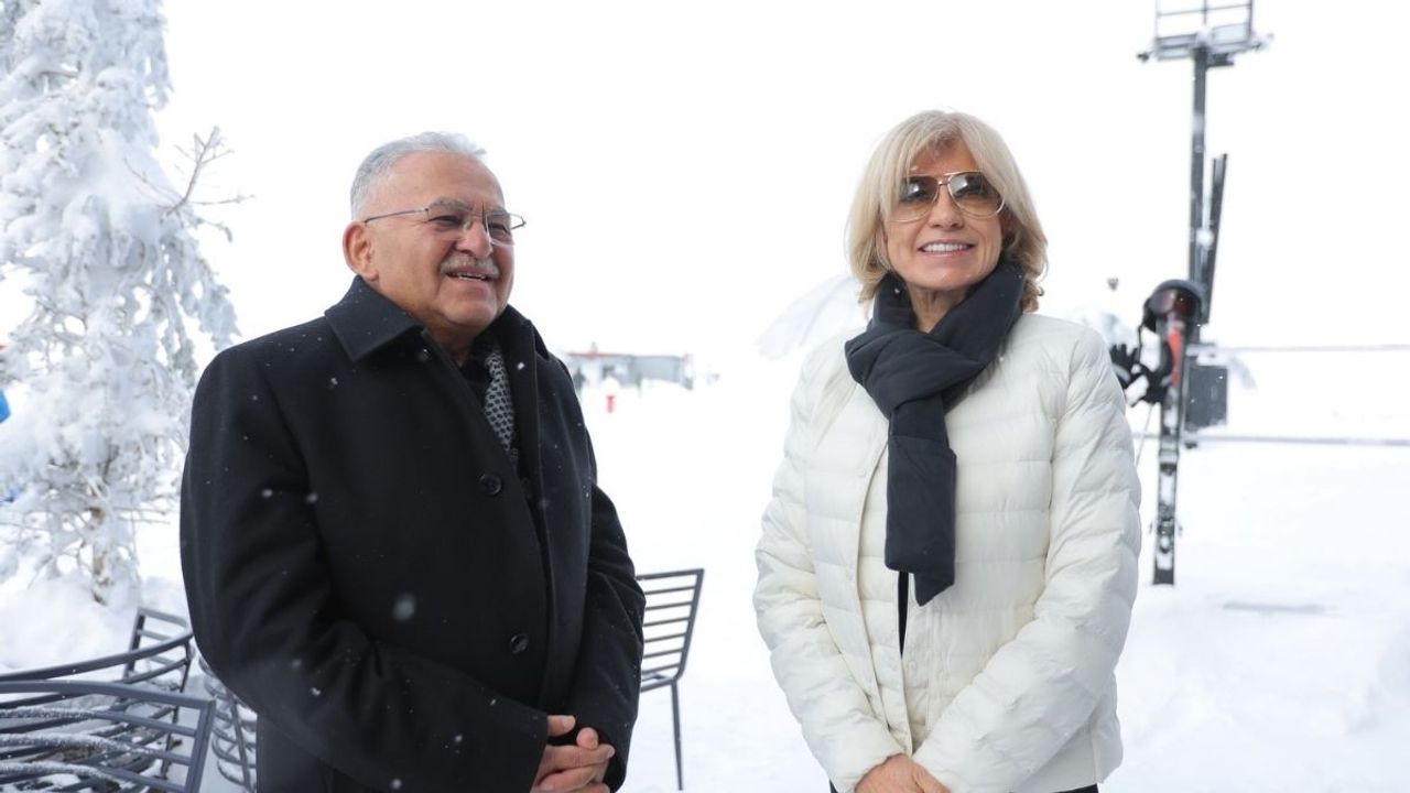 Eski başbakan Erciyes’te tatile geldi: Büyükkılıç Erciyes’i tanıttı