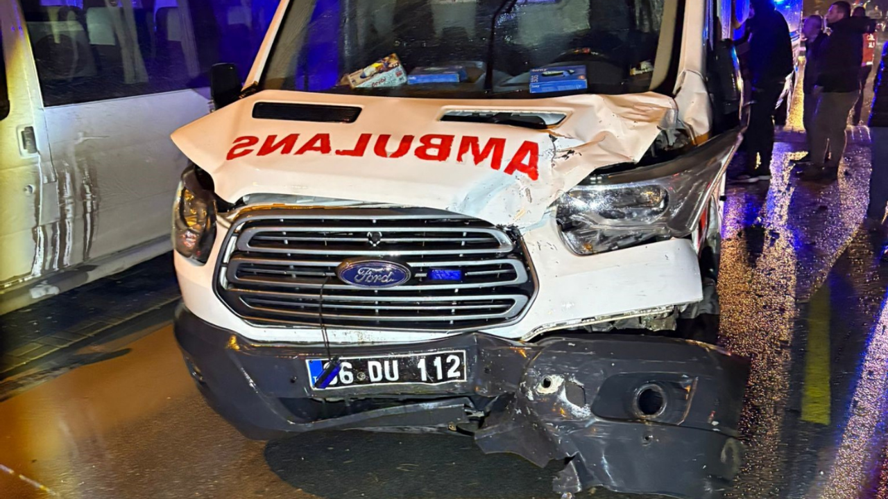 Ambulansında karıştığı zincirleme kaza: 7 kişi yaralandı
