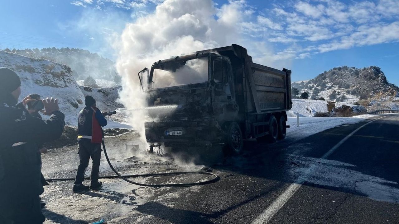 Yozgat’ta seyir halindeki kamyon alev aldı: Kamyon küle döndü