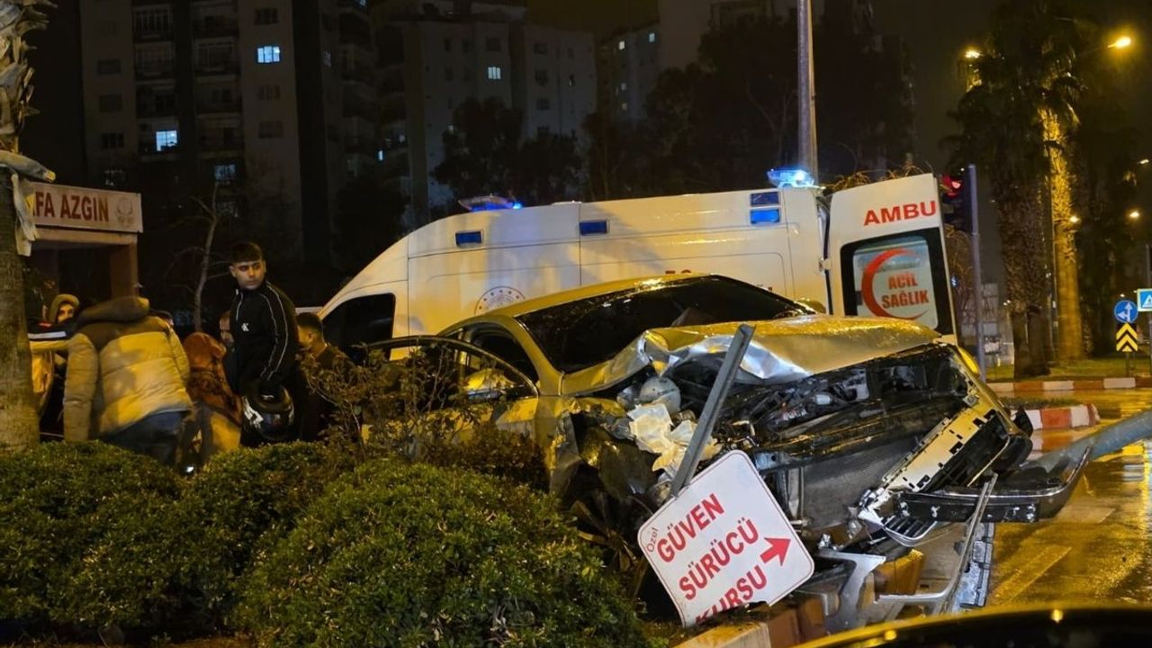 Adana’da minibüs ile otomobil çarpıştı! 4 yaralı