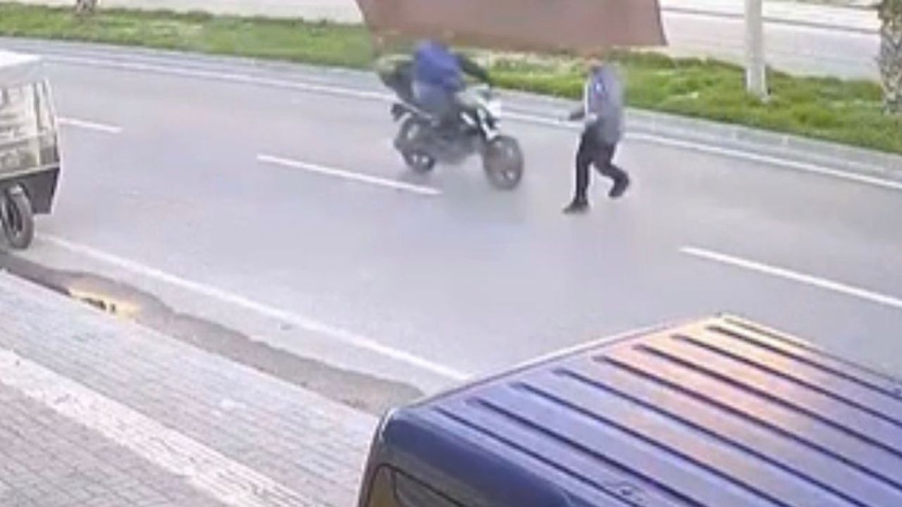 Adana’da motosiklet yayaya çarptı! 1 yaralı