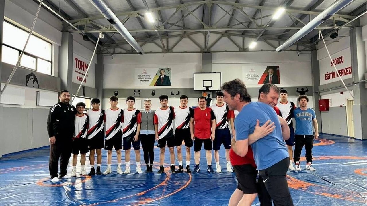 Gençlik ve Spor İl Müdürü Kabakcı, güreşçilerle minderde kozunu paylaştı