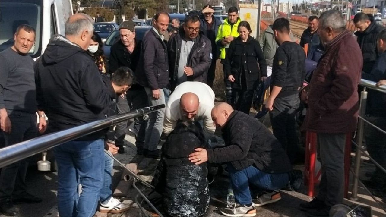 Kayseri Beyazşehir Tramvay durağında kaza: Otomobil iki yaya çarptı