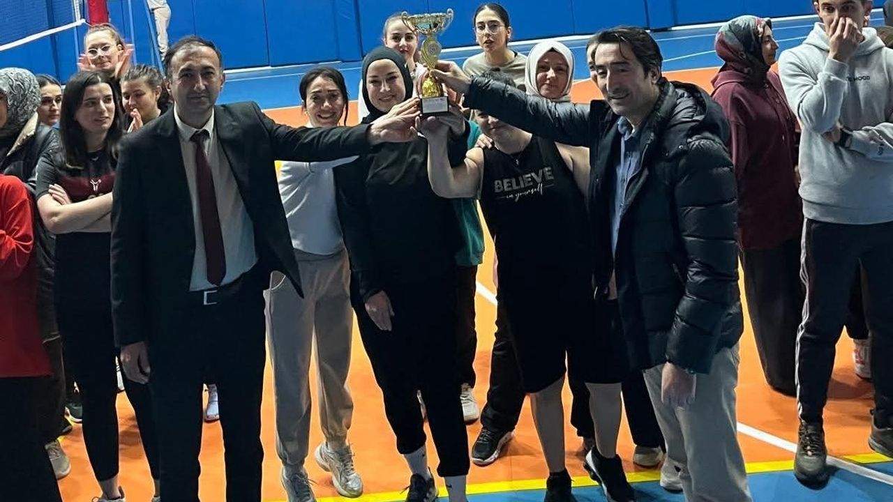 Develi’nin Sultanları Voleybol Turnuvası sona erdi: Şampiyon Perla Pilates
