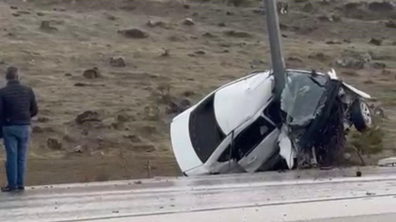 Develi’de direğe çarpan otomobil kağıt gibi katlandı: 1 yaralı