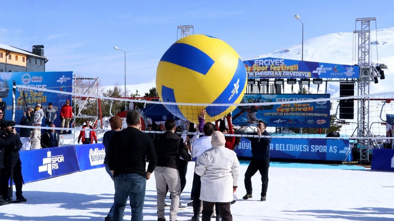Erciyes’te Kış Festivali başladı, festival eğlenceli görüntülere sahne oldu