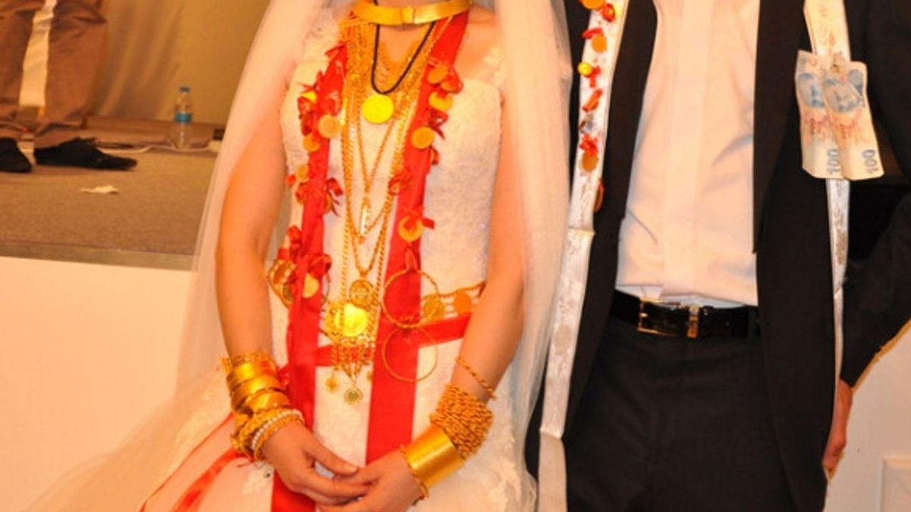 Kayseri’de yok artık dedirten olay! Düğünde taktığı çeyrek altını icra ile geri aldı