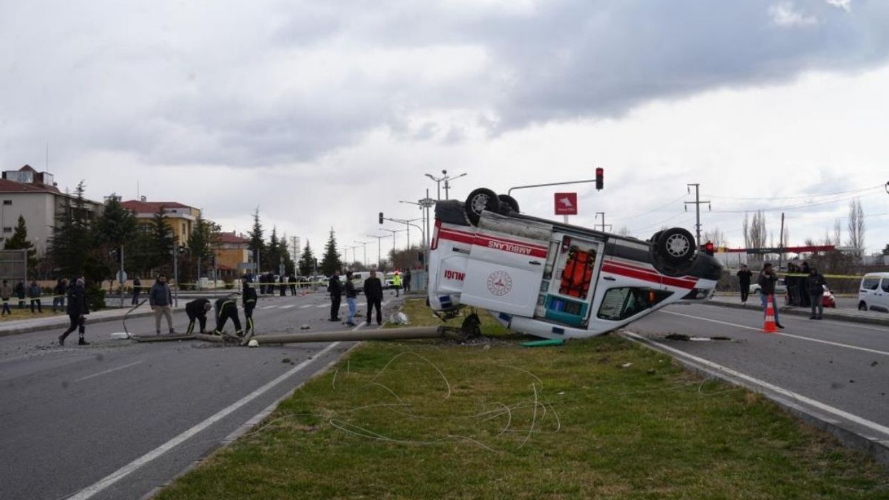 Göreve giden ambulans kaza yaptı: 3 sağlık çalışanı yaralandı