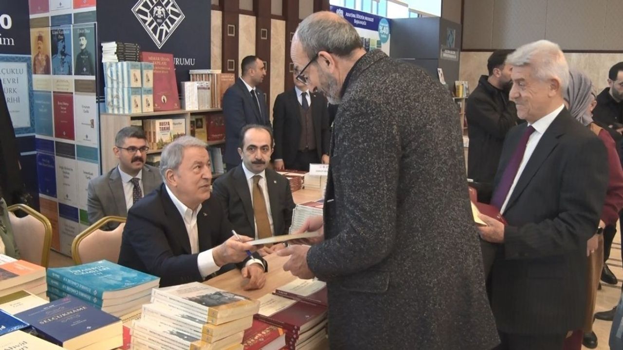 Hulusi Akar Ankara’da okurlarıyla buluştu
