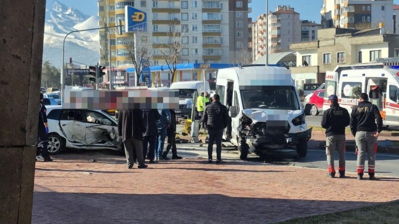Kayseri’de işçi servisi ile otomobil çarpıştı: 14 yaralı