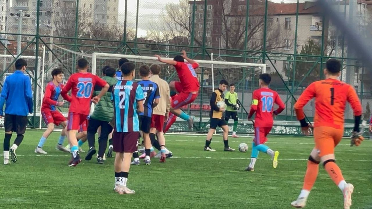 Kayseri’de futbolcular maç sonunda birbirine girdi: Görüntüler boks maçını aratmadı