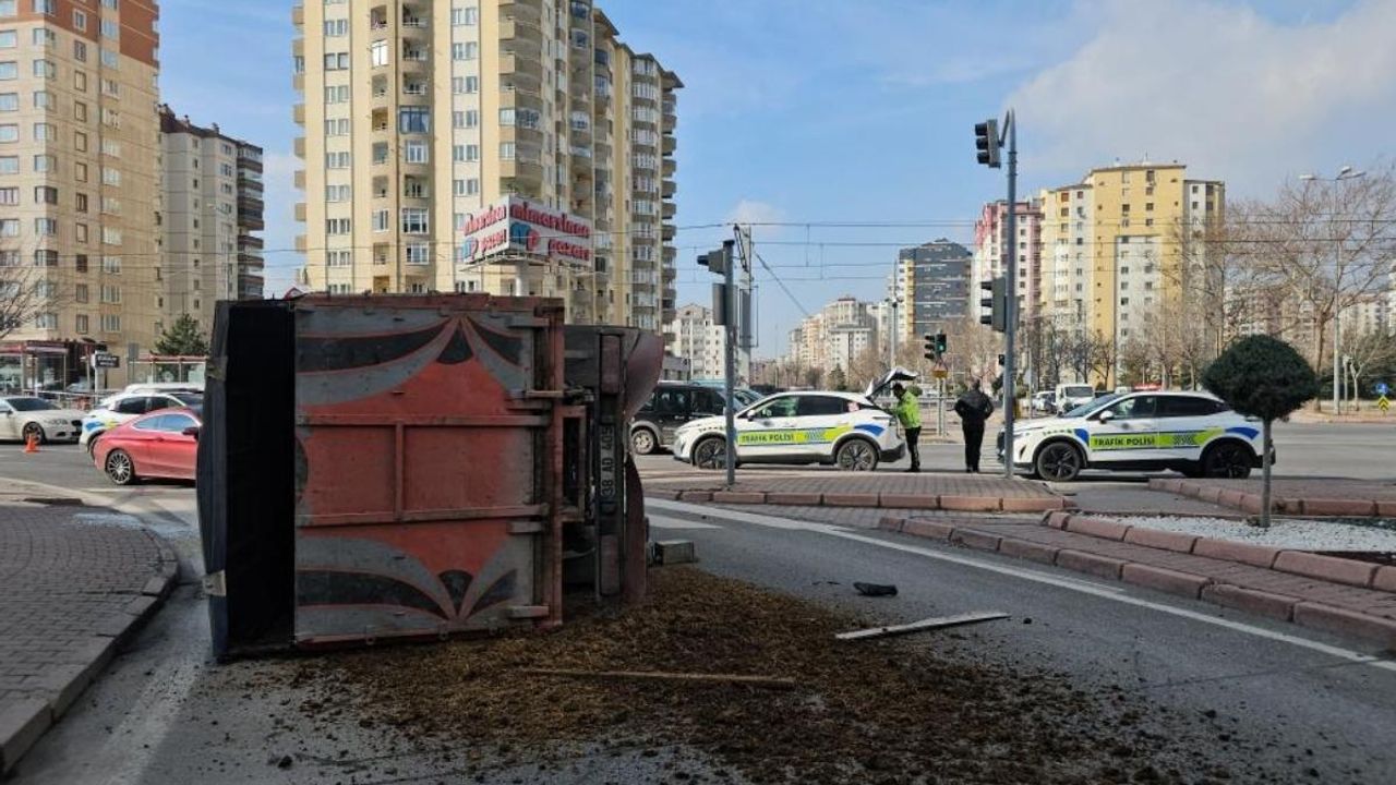 Kayseri’de Hayvan nakil kamyonu otomobile çarptı yan yattı: Dışkılar yola savruldu