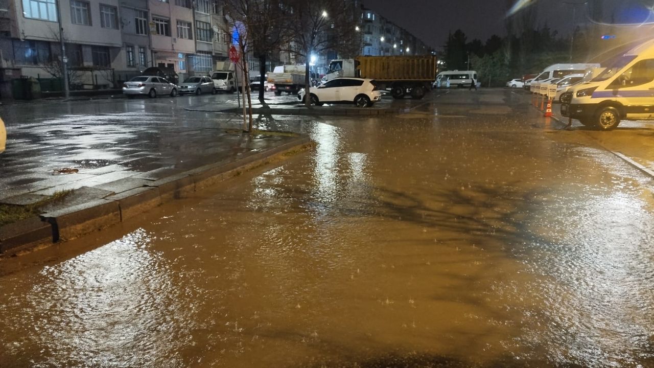 Kayseri'de şiddetli sağanak etkili oldu: Caddeler ve sokaklar göle döndü