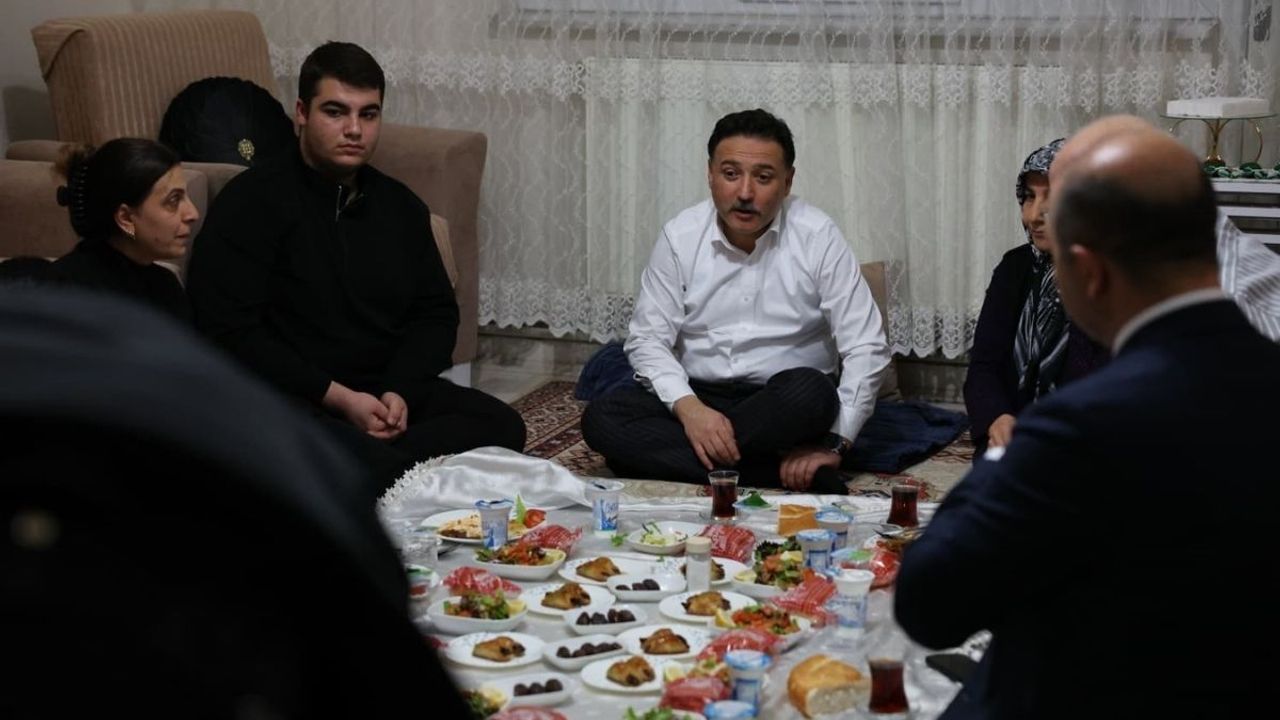 Kayseri Valisi Çiçek iftar sofrasına konuk oldu