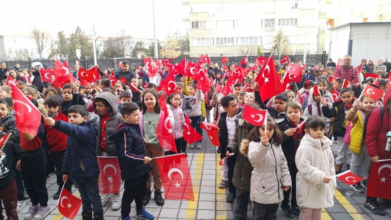 Kayseri’de ikinci dönem başladı! Okullarda ilk ders bayrak sevgisi