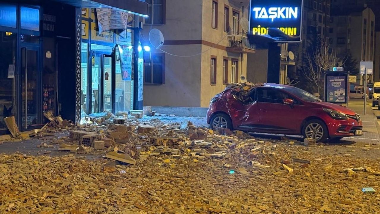 Kayseri’de şiddetli rüzgar hayatı felç etti! Bina duvarı çöktü
