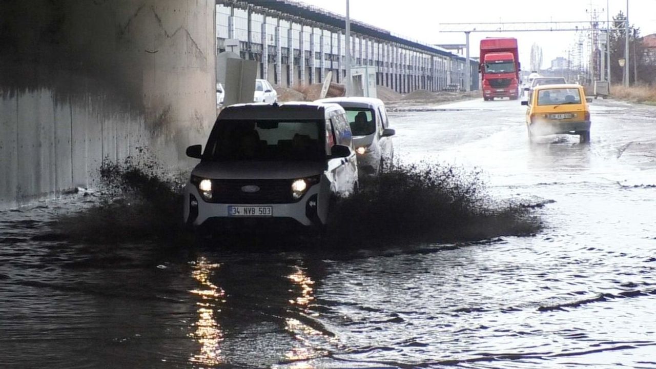 Kayseri'de yağmur sonrası kriz! Alt geçit su altında kaldı