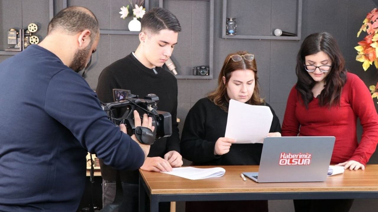 Meslek liseliler stüdyoda haber sunuyor