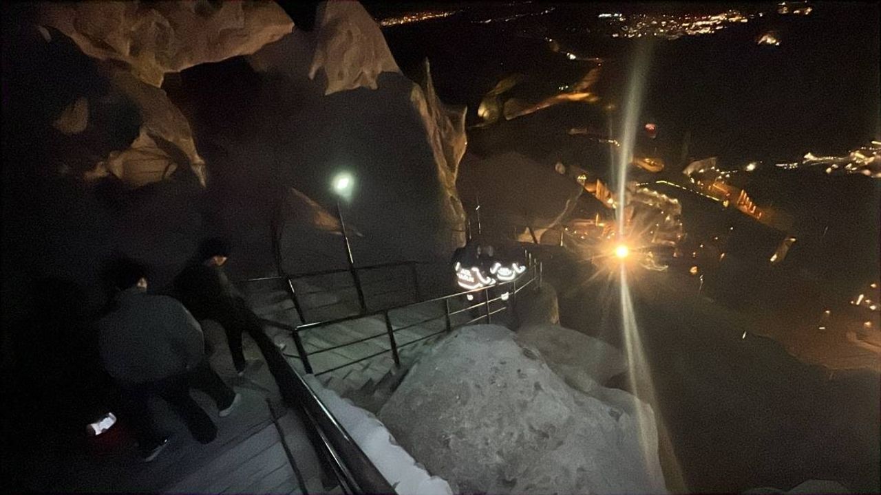 Nevşehir’in turistik mekanında gece vakti fenalaşan vatandaşa yabancı turistler el uzattı