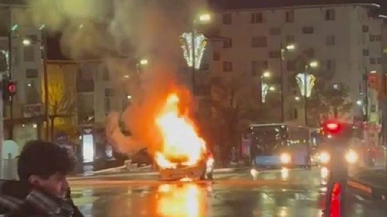 Sivas’ta korkutan görüntüler! Seyir halindeki taksi aniden alev aldı