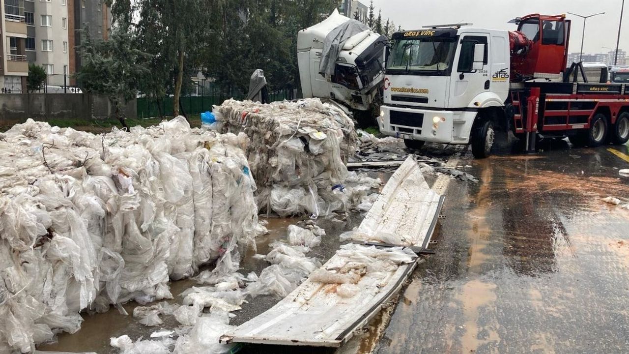 TAG Otoyolu’nda kaza sonrası naylon atık alarmı!