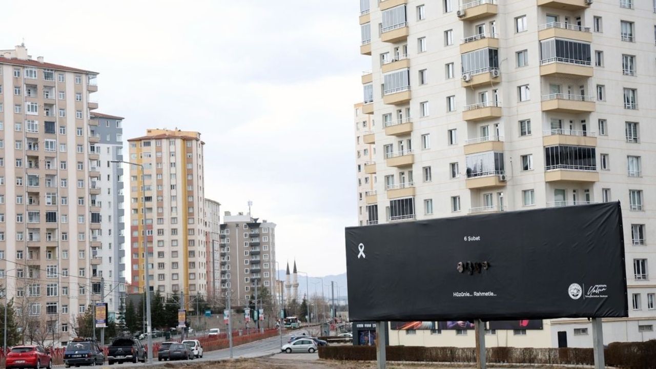 Talas’ta 6 şubat depremleri anlamlı billboardlarla anıldı