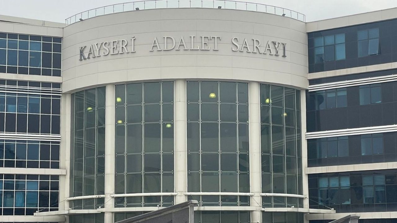 Talas’taki korkunç cinayetin ilk duruşması başladı: ’Kapıcı benden faydalandı, bıçakla öldürdüm’