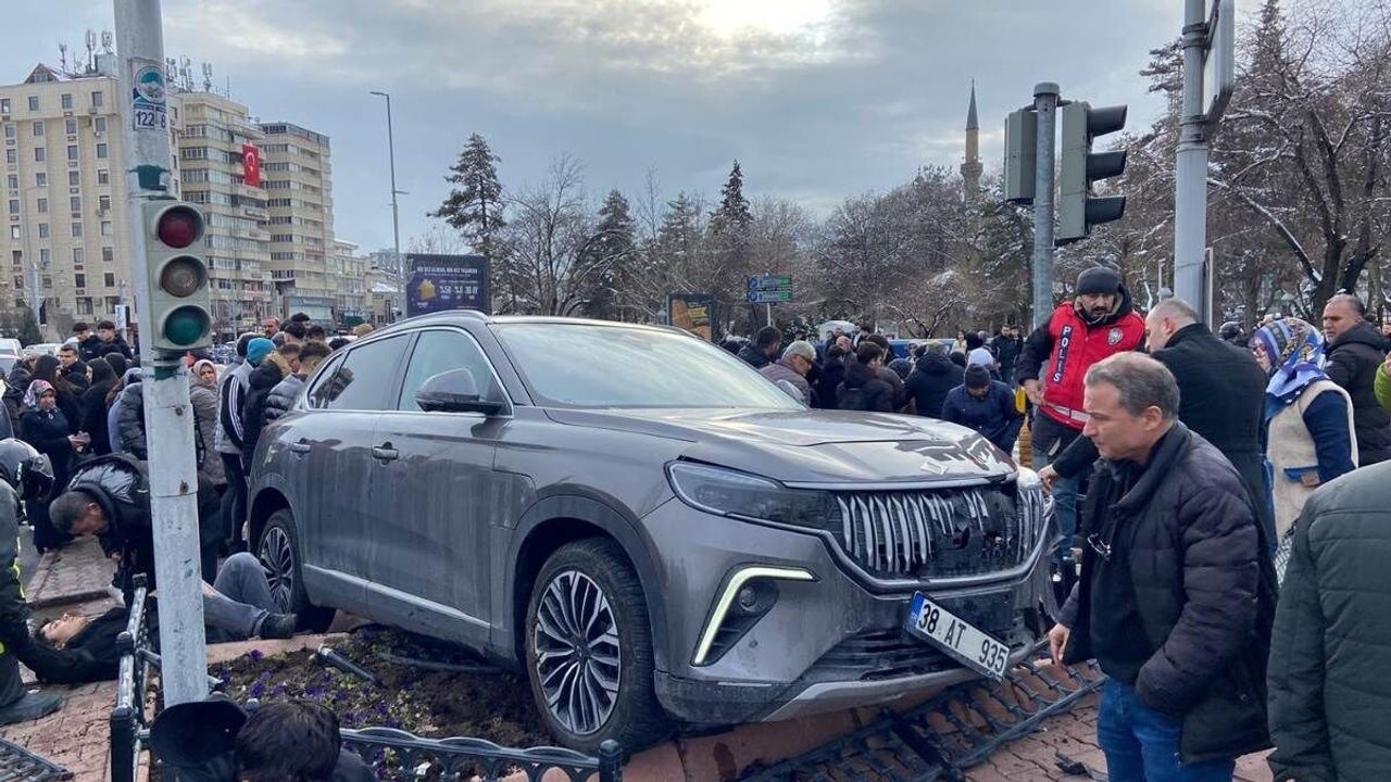 Kayseri Cumhuriyet Meydanı'nda feci kaza! TOGG marka otomobil yayaların arasına daldı