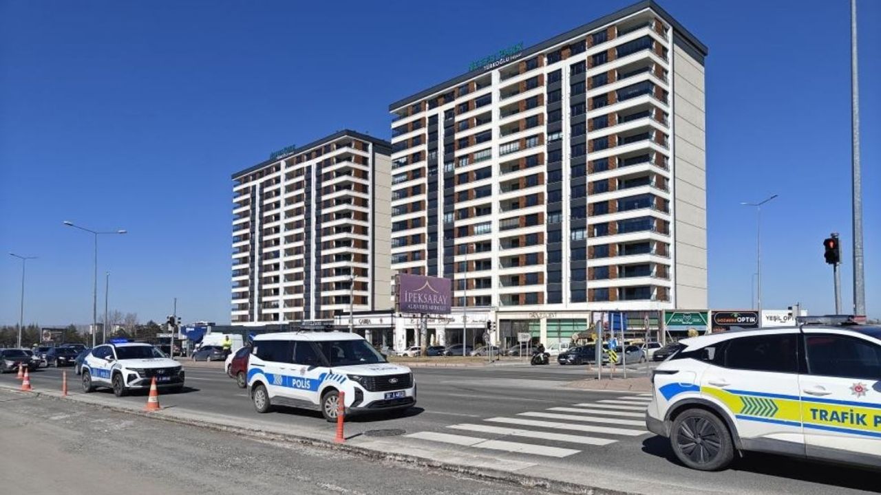 Kayseri’de karşıya geçmeye çalışan 15 yaşındaki kıza araba çarptı: Durumu ağır