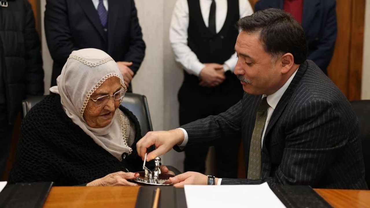 6 Şubat Depremi'nden etkilenen vatandaşlara anahtarlar Gökmen Çiçek tarafından teslim edildi