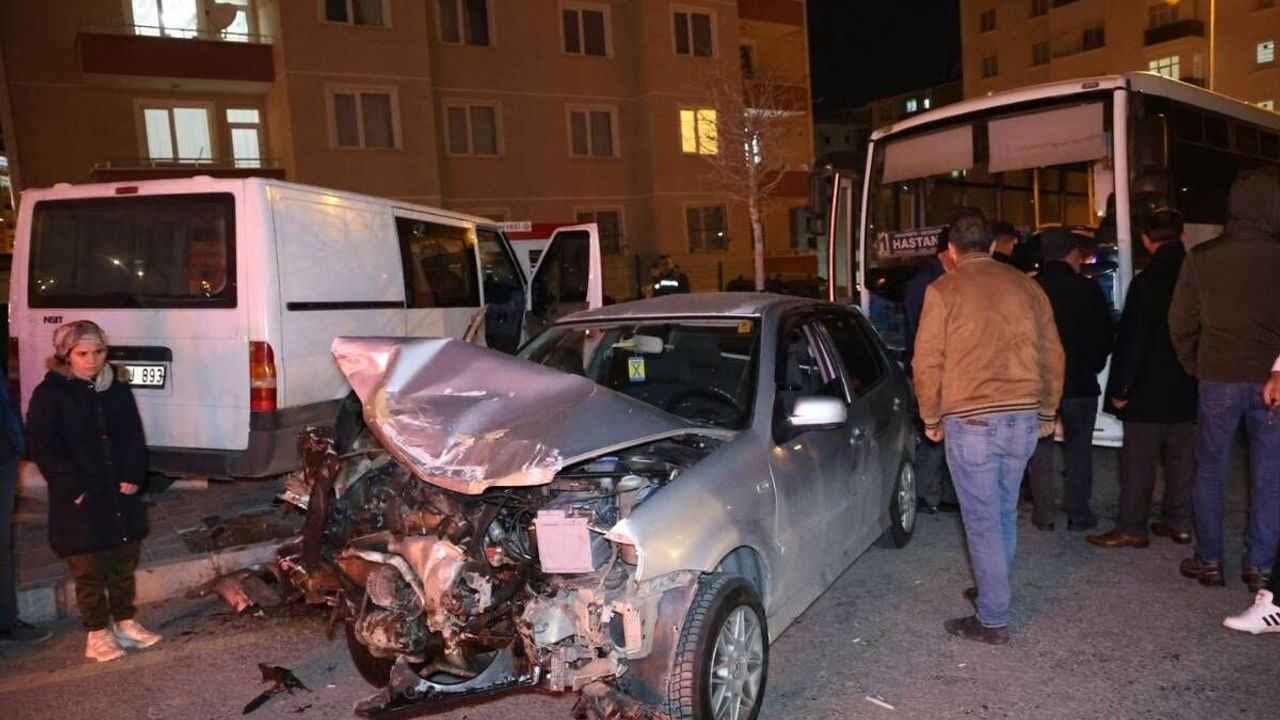 Alkollü sürücü önce park halindeki aracı pert etti sonra şoförüne saldırdı