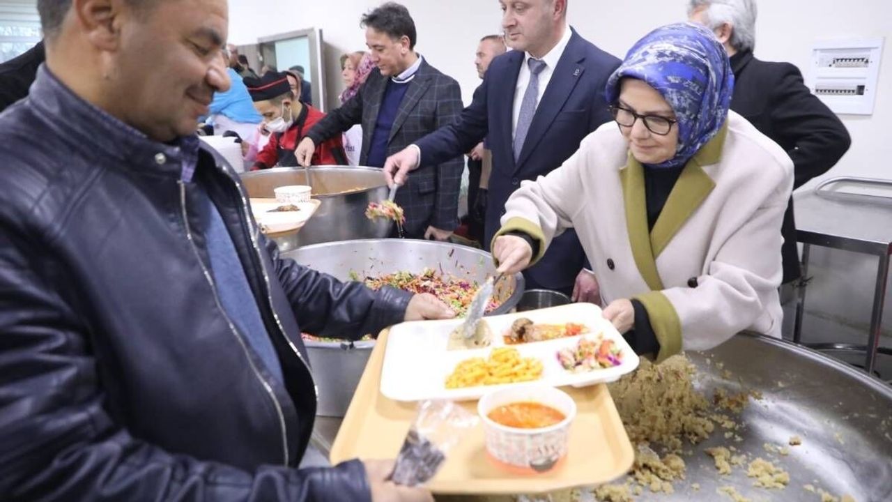 AK Parti Kayseri Milletvekili Ayşe Böhürler ramazan coşkusunu vatandaşla birlikte yaşıyor