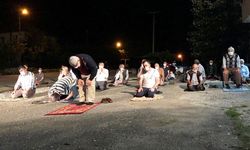 İmama küsen mahalleli, namazı cami yerine kıraathane önünde kıldı