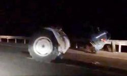 Otomobille çarpışan traktör ikiye ayrıldı: 4 yaralı