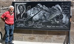 Ressam Gürpınar’ın kara tahtada tebeşirle yaptığı resimler, hayran bırakıyor