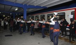 Turistik Doğu Ekspres Yolcularına,Erzurum Bar Ekibi Karşılaması!