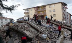 Malatya'da 4 Katlı Ağır Hasarlı Bina Çöktü