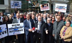 Özdağ'dan YSK önünde protesto: 'Seçim boyası istiyoruz'