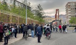 Bina Yıkımını Film İzler Gibi Seyrettiler