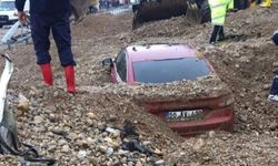 Denizli'de Selin Getirdiği Çamur Yoldan Geçen Araçları Yuttu: 1 Ölü