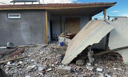Malatya’da ağır hasarlı binanın duvarı çöktü: 1 ölü